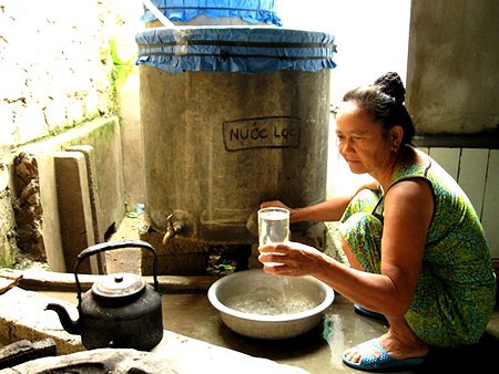 Hiệu quả từ mô hình bể lọc nước chảy ngược giúp người dân có nước sạch