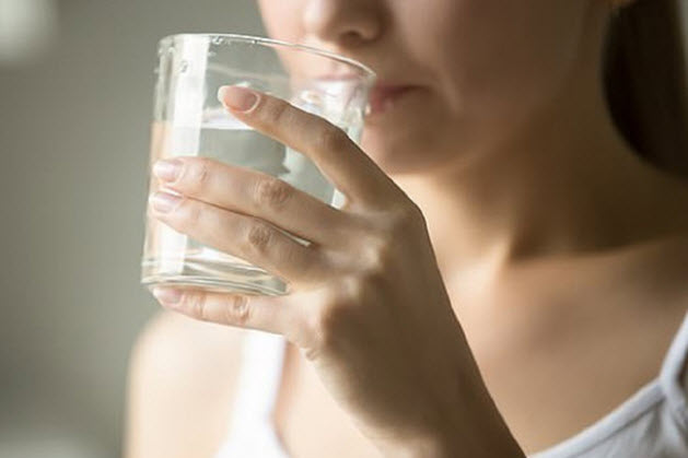 Có nên uống nước trước khi đi ngủ? có tốt cho sức khỏe không? 1