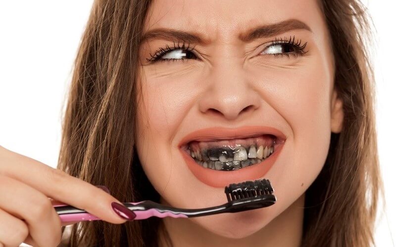 Dùng Than hoạt tính để đánh răng có tốt không? có gây hại cho răng?