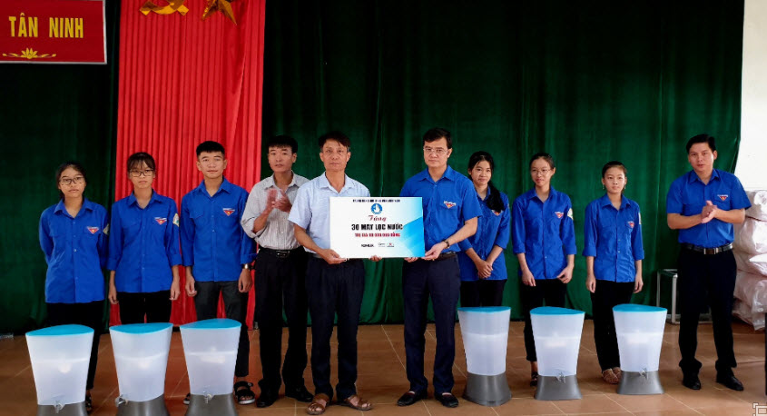 Trung ương Đoàn tặng 100 máy lọc nước cho người dân vùng lũ Quảng Bình 1